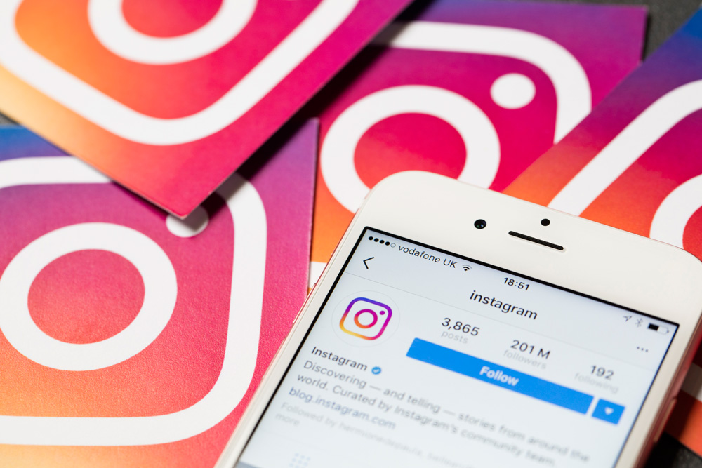 Масслукинг в Instagram* – массовый просмотр историй